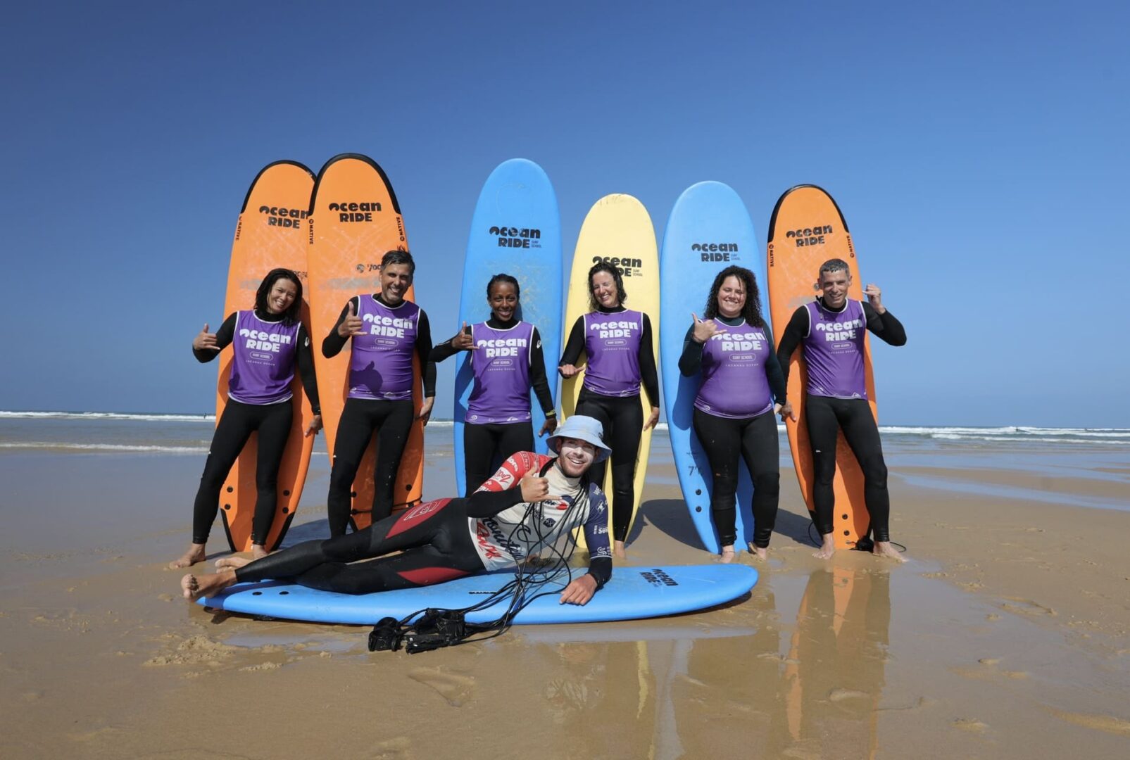 Ein Surflehrer mit seiner Gruppe von sechs Schülern in Lacanau