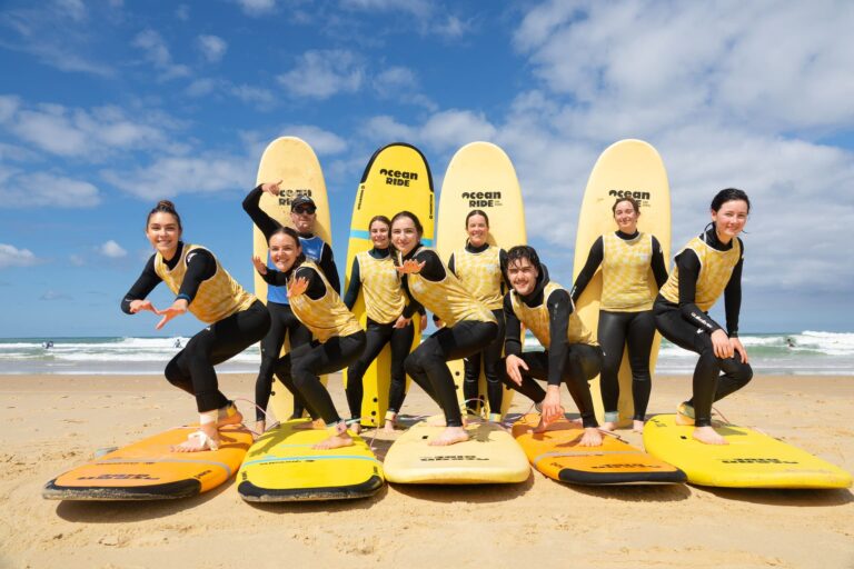 les élèves d'ocean ride avec leurs planches de surf