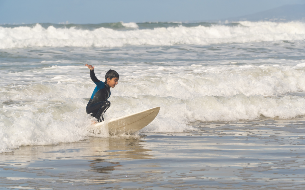 Cours de surf pour enfant proposé par l'école Ocean Ride à Lacanau