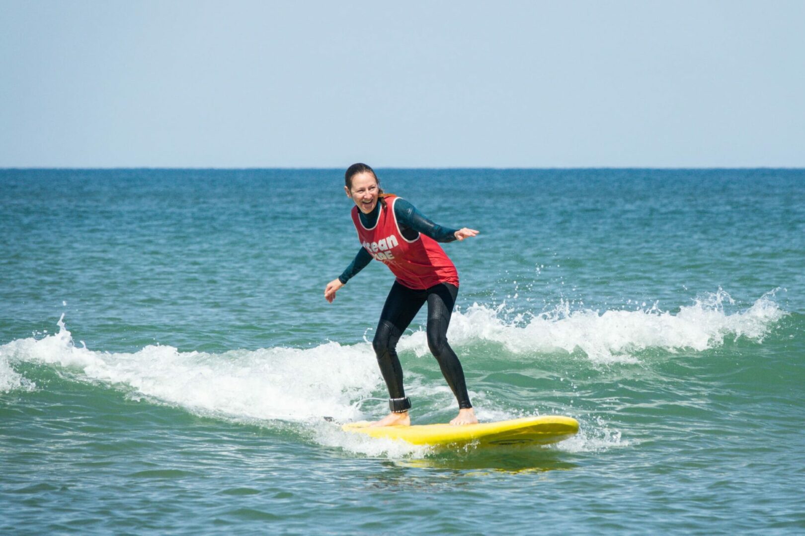 Planche de surf en mousse adaptée à l'apprentissage du surf adulte