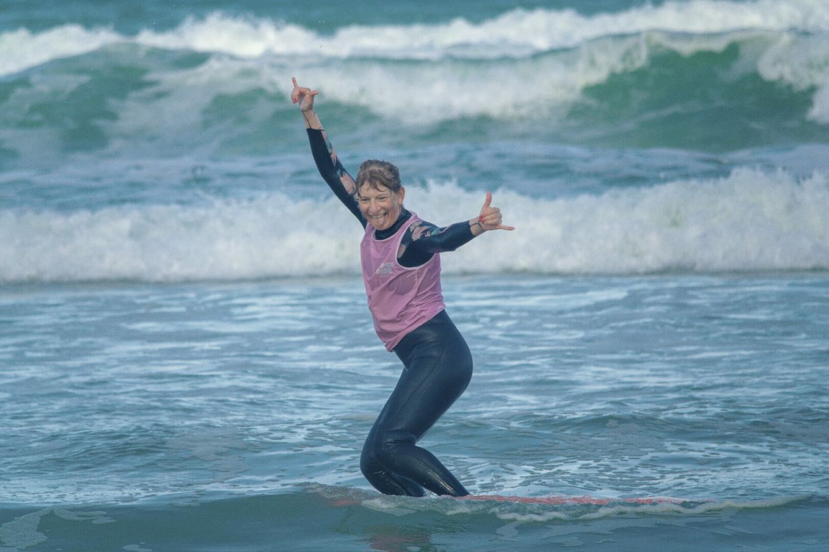 Adulte débutant apprenant à surfer sur une petite vague à Lacanau