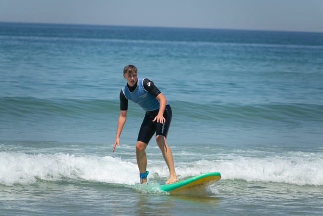 un homme fait du surf à Lacanau